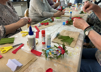 Wczorajsze zajęcia zorganizowane z okazji Dnia Kobiet upłynęły pod hasłem „Wiosenne kwiaty z krepiny i bibuły”.
