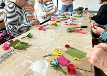 Wczorajsze zajęcia zorganizowane z okazji Dnia Kobiet upłynęły pod hasłem „Wiosenne kwiaty z krepiny i bibuły”.